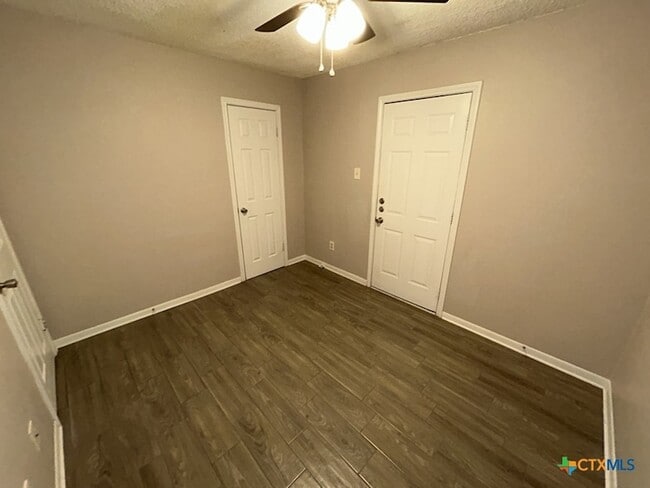 Building Photo - 105 E Reagan Ave