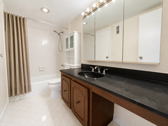 Building Photo - "Experience Luxury Living: Spacious 2-Bed, 2-Bath Condo in North Palm Beach!"