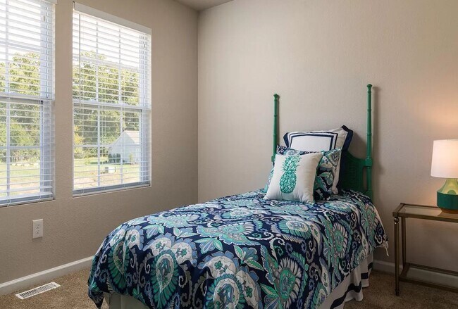 Building Photo - Newer 2000 sq ft 4 bedroom home for Lease