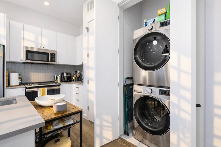 Building Photo - 800 Embassy Dr