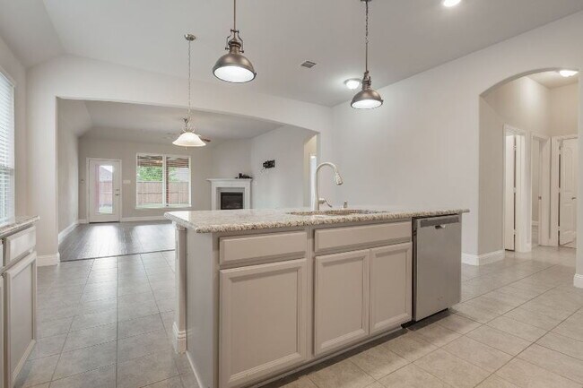Building Photo - "Beautiful 3-Bed, 2-Bath Retreat in Northl...