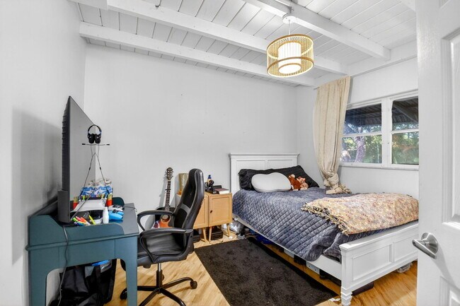 Building Photo - 320 Riverdale Rd