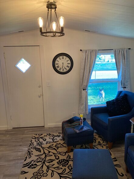 Building Photo - 405 W Aspen Ave