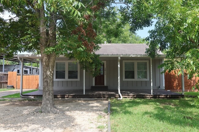 Primary Photo - 1011 Randall St