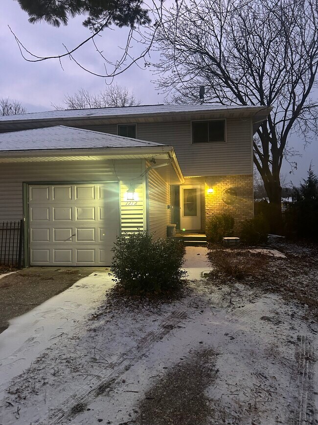 Front - 1212 Williams St