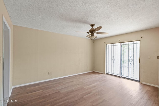 Building Photo - 316 Thunderbird Dr