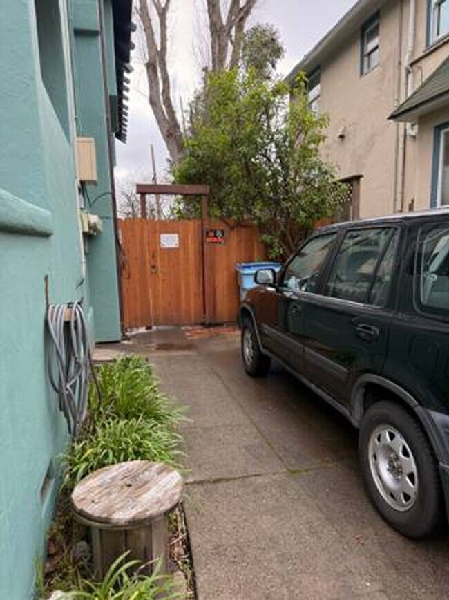 Building Photo - Great location and is just off the main St...