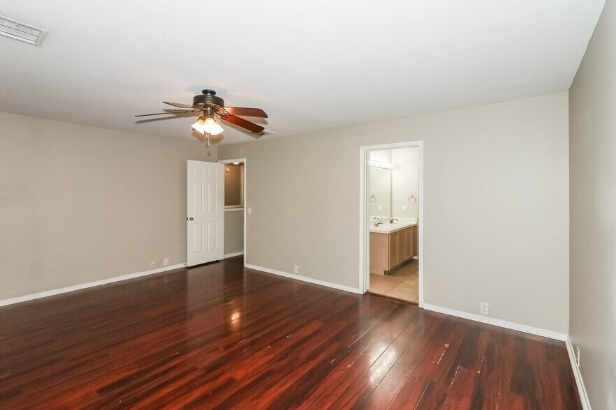 Building Photo - 19119 Royal Isle Dr