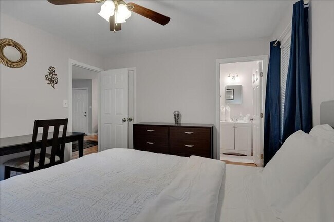 Building Photo - 803 W Markham Ave