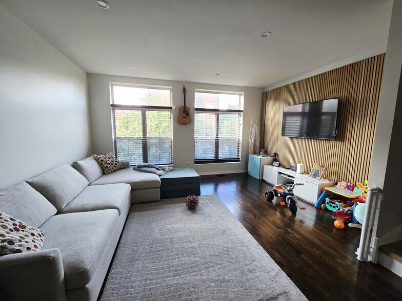 Building Photo - 357 E Eastgate Pl