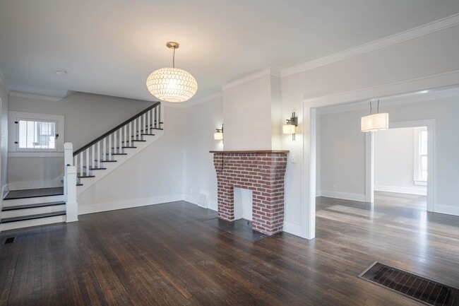 Building Photo - Gorgeous 3 Bed 2 Bath In Quiet Neighborhood