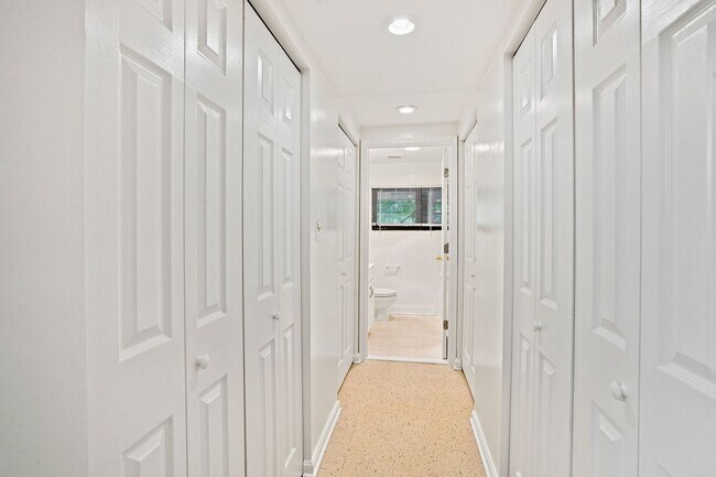 Building Photo - Wonderful Woodley 1 Bedroom with Parking
