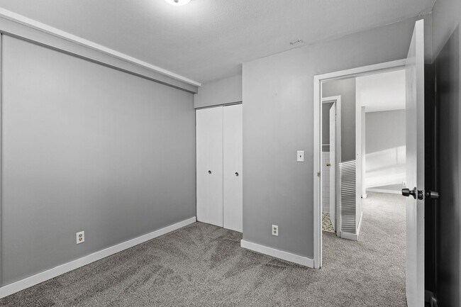 Building Photo - Spacious 1/BR/1 Bath Available Now!