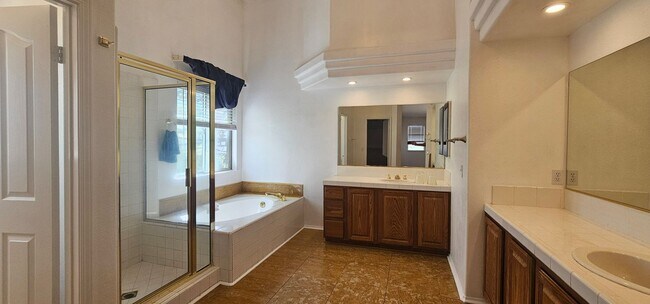 Building Photo - 7229 Ojai Dr