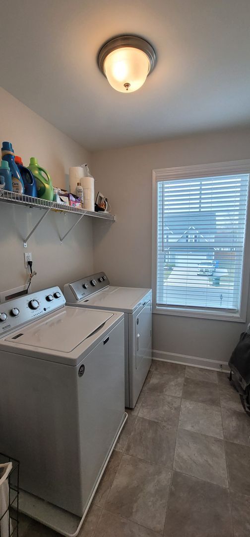Building Photo - Like New- Immaculate 2-Story Home w/ 4 Bedroom 2.5 Bath! Large Lot- Fully Fenced Backyard.