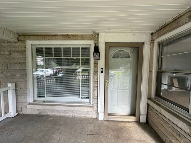 Primary Photo - Super Duplex on Meridian Dr W.