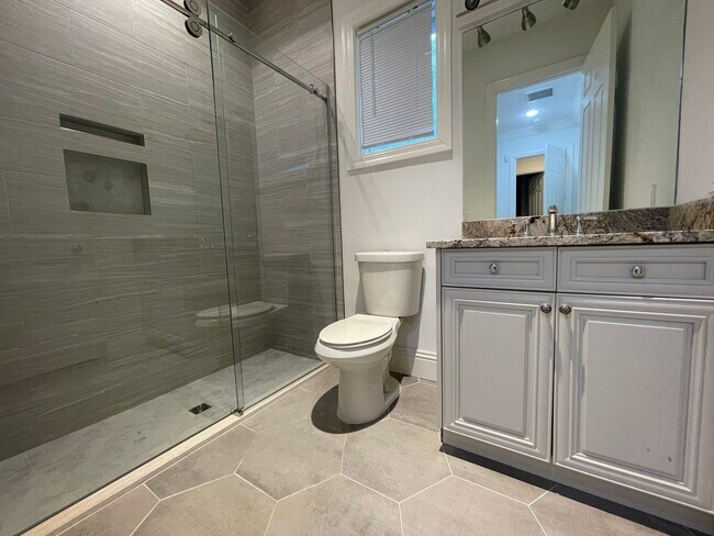 Building Photo - ANNUAL RENTAL - 3 BEDROOM + DEN/ 3 BATH SP...