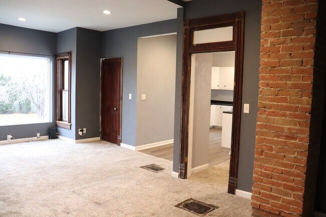 Building Photo - 6801 Lexington Ave