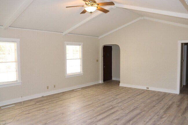 Building Photo - Single Family Home Centrally Located off H...