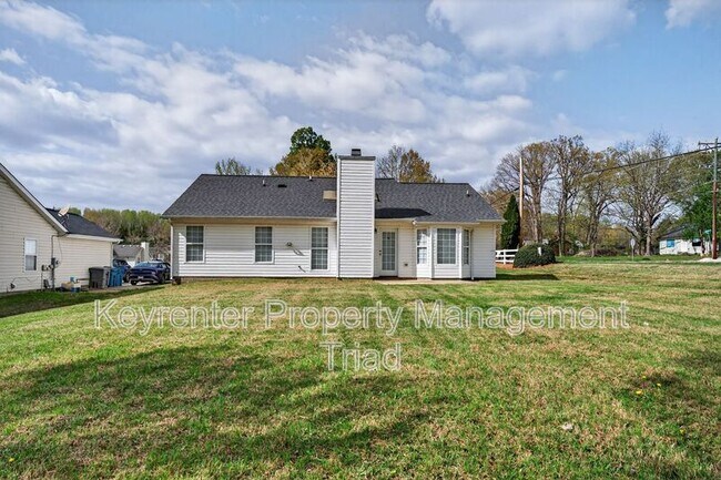 Building Photo - 701 Ashcroft Rd