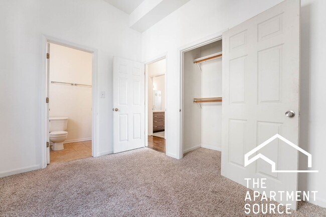 Building Photo - Spacious 4BR/2BA in Logan Square — Steps f...