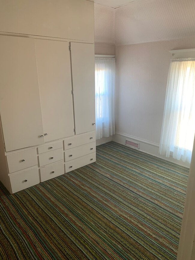 Building Photo - CEDAR FALLS 3BR house w garage, fenced yard, central air