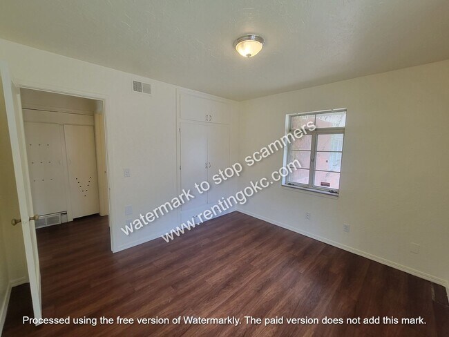 Building Photo - 3 OR 4 bed ready to go!
