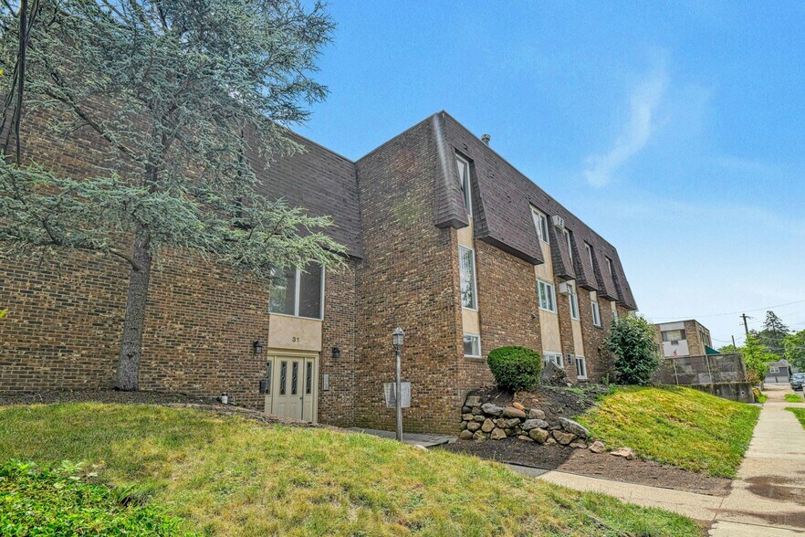 Building Photo - 31 Home Pl
