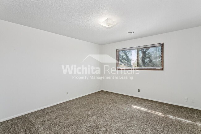 Building Photo - 2305 S White Oak Dr