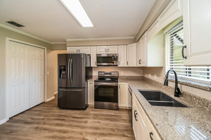 Building Photo - 2621 Grafton Dr