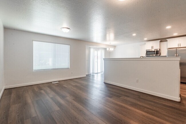 Building Photo - 461 S Day Dream Ln