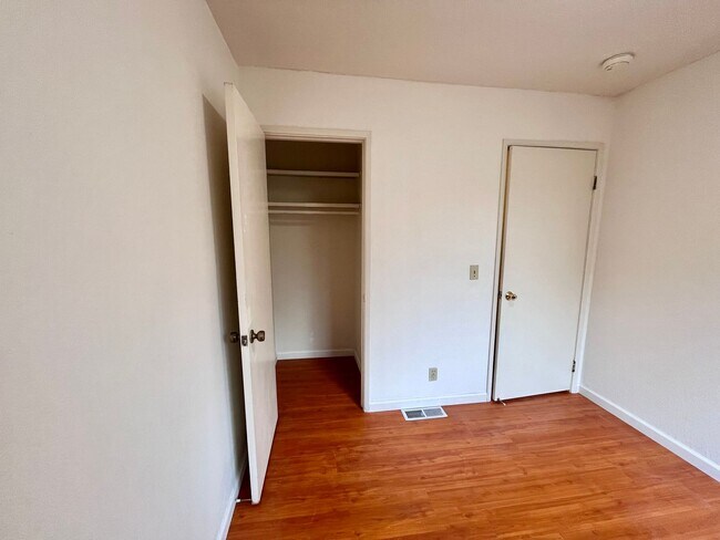 Building Photo - Adorable 3 bed / 1.5 bath Condo
