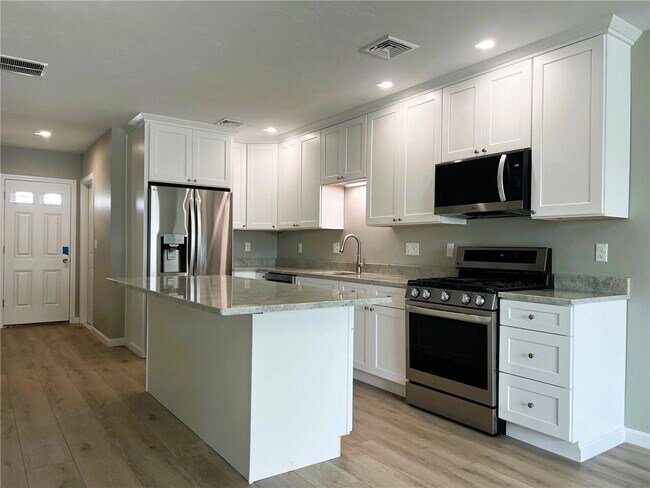 Building Photo - 578 Elm St