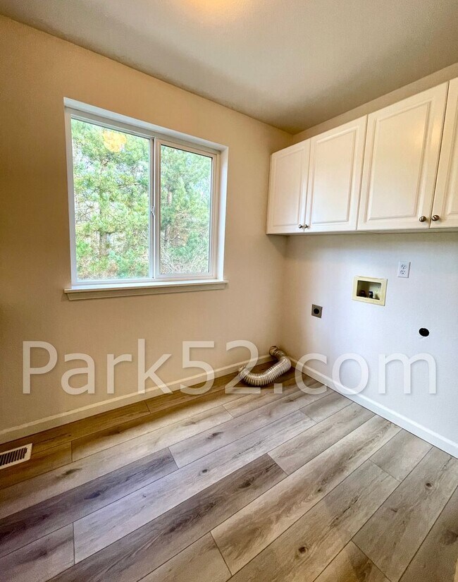 Building Photo - University Place Single Family in Gated Community