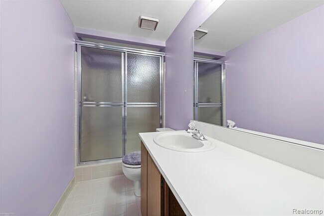 Building Photo - 1049 Country Club Dr