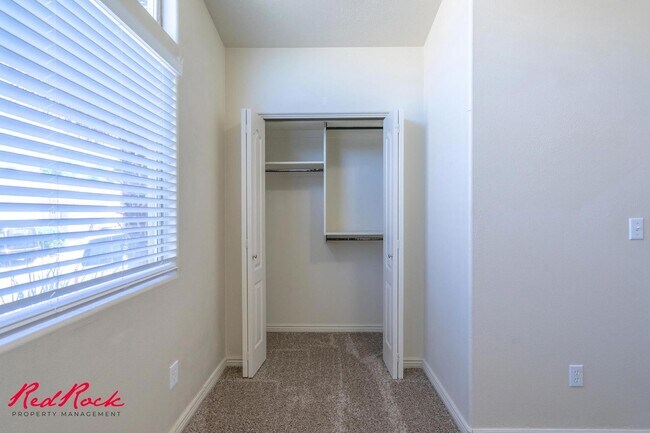 Building Photo - Fresh Carpet! Spacious 5-Bedroom Townhome