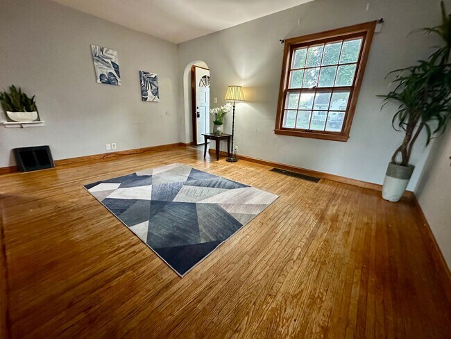 Building Photo - 4 Bed, 1.5 Bath Home for Rent in Waterloo ...