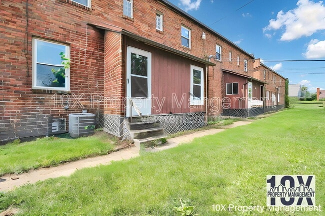 Building Photo - 1668 E Sycamore St
