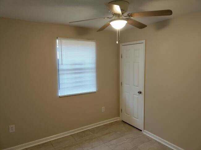 Building Photo - Single Family Home 5 BR / 2 Bath