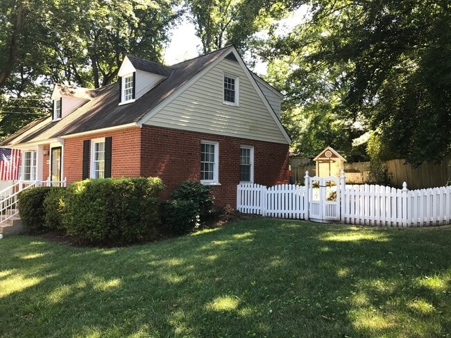 Building Photo - Beautiful 4bdrm/2.5 bath Cape-cod  located in the West End!