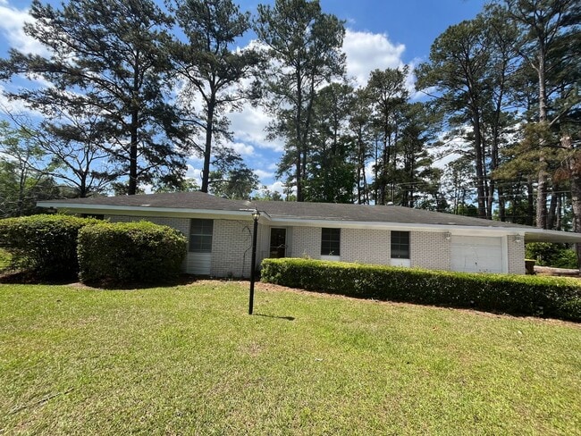 Primary Photo - Recently Updated Three Bedroom House in Po...