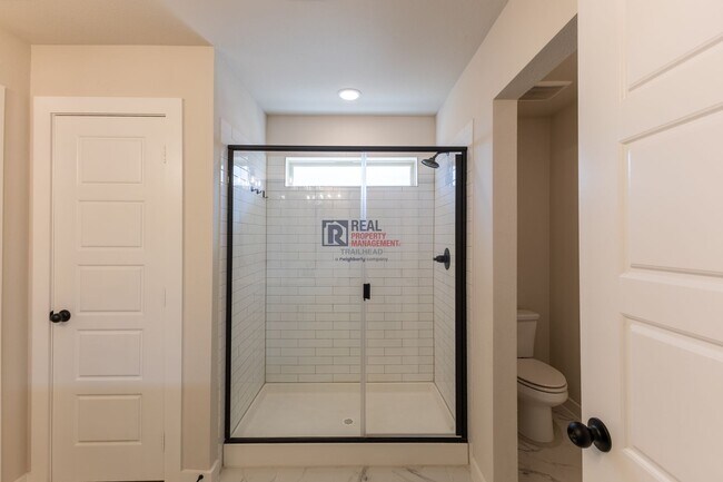 Building Photo - Spacious Glen Rose Home with Open Floorplan & Office Space