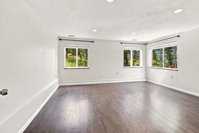 Building Photo - Beautiful mountain home
