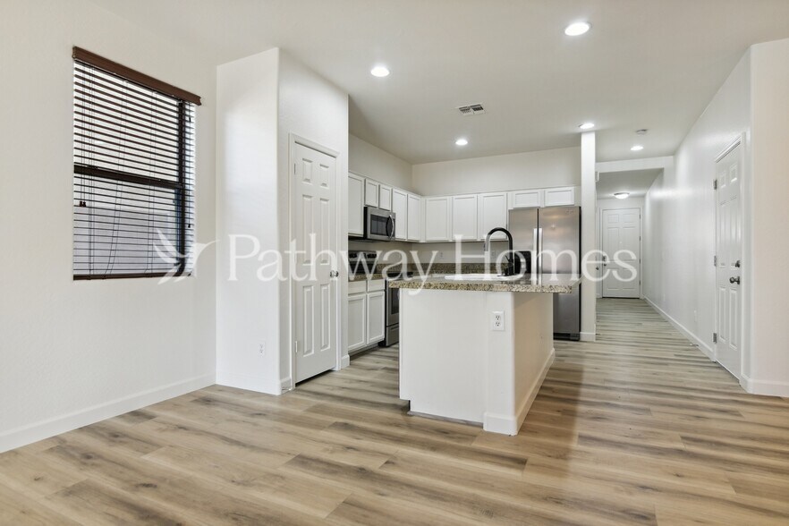 Building Photo - 2451 W Parkway Dr