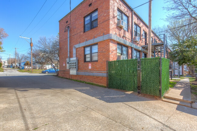 Building Photo - 1524 E 17th St