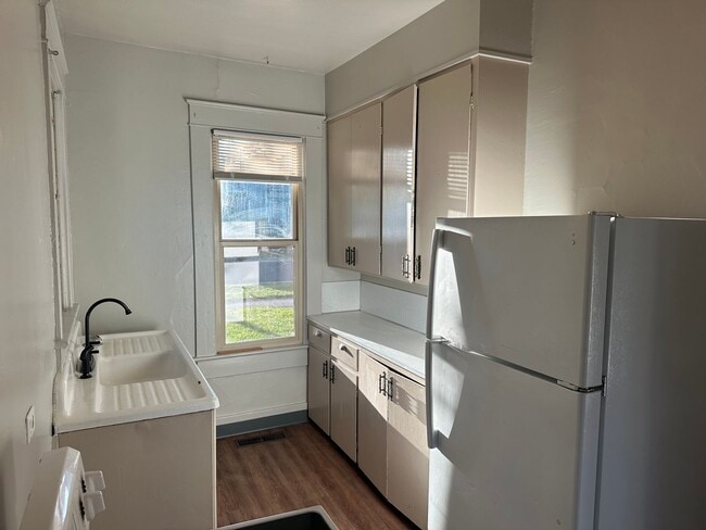 Building Photo - Freshly Updated 2-Bedroom Home!