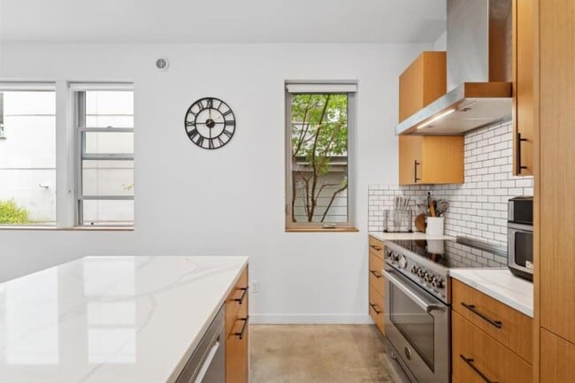 Building Photo - 3 bedroom in Seattle WA 98118