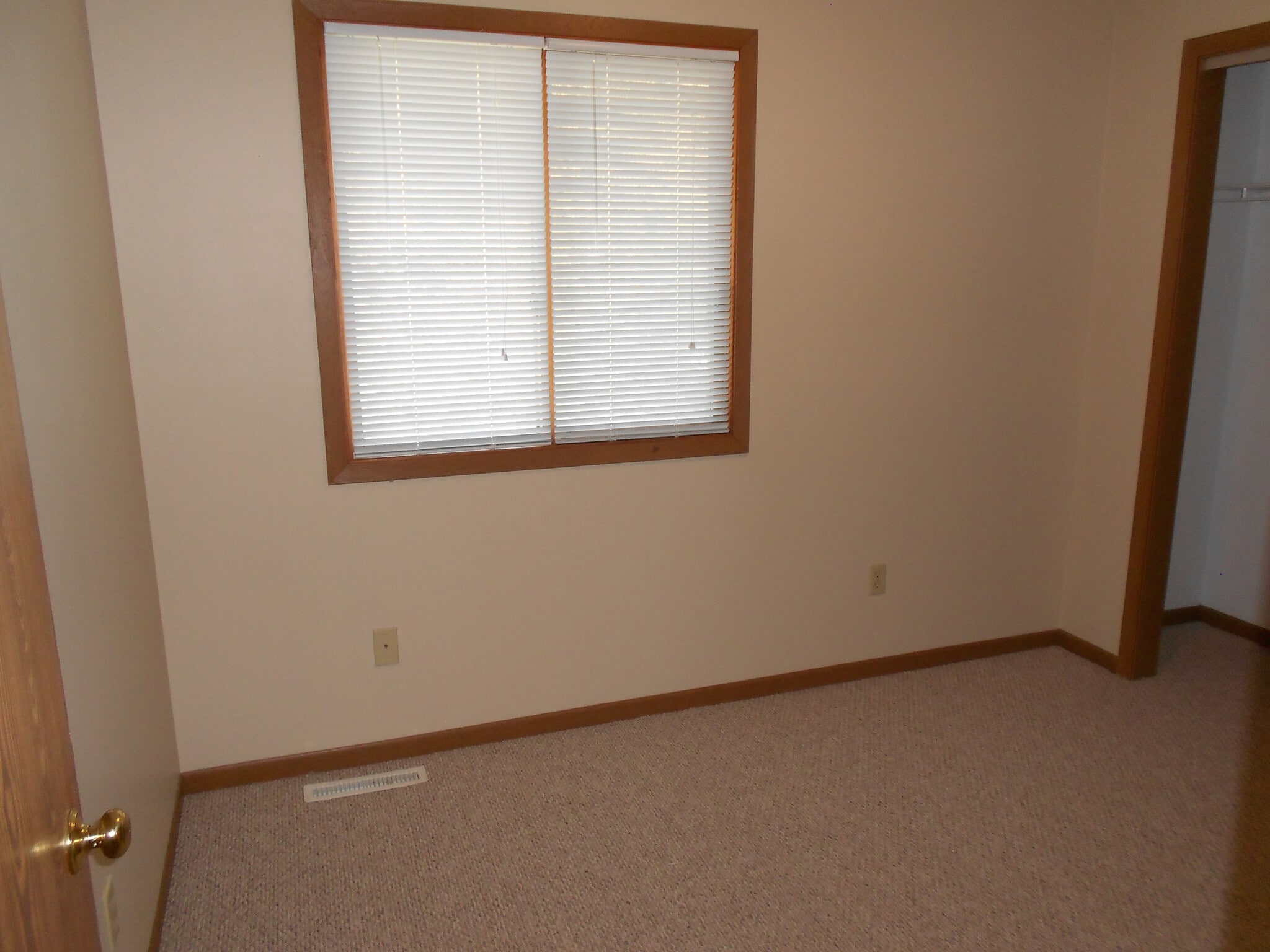 Building Photo - 420 6th Ave