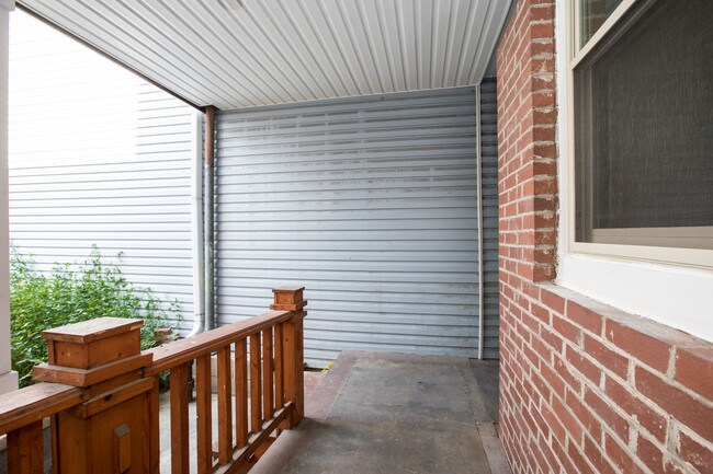 Building Photo - 2712 Sarah St