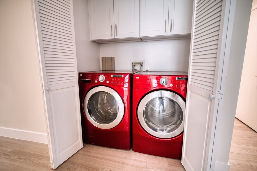 Building Photo - 13920 Moorpark St